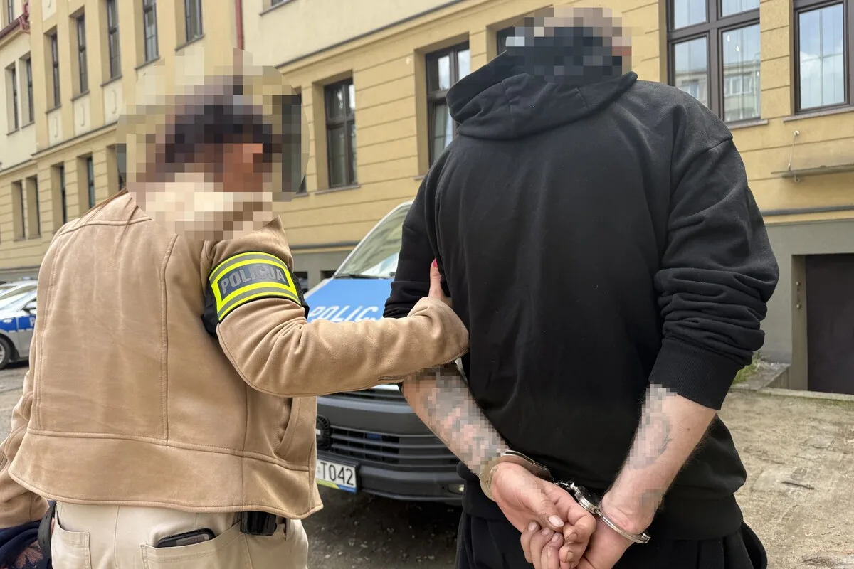Mężczyzna usłyszał zarzuty za wybicie szyby w oknie