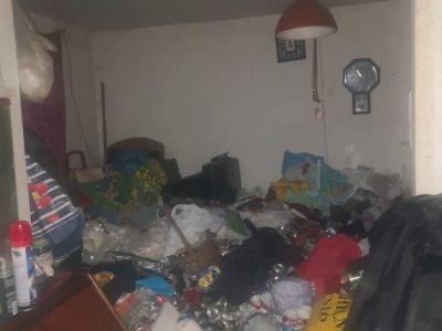 Znosi śmieci do swojego mieszkania